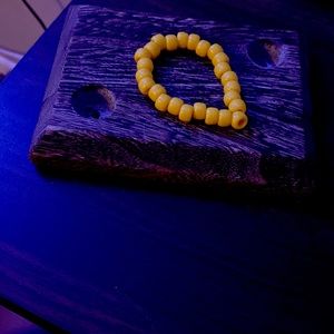 I’m selling a bracelet / the color is yellow/handmaid😊